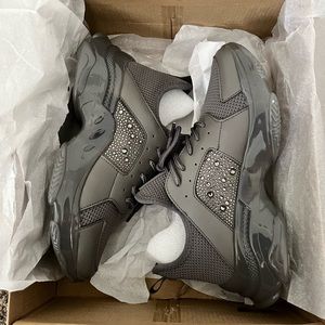 NEW W/BOX Steve Madden Vance Grey Crystal Sneakers ✨